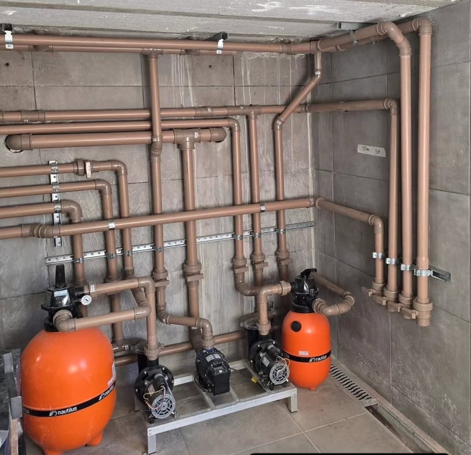 Casa de máquinas de piscina com bombas e filtros