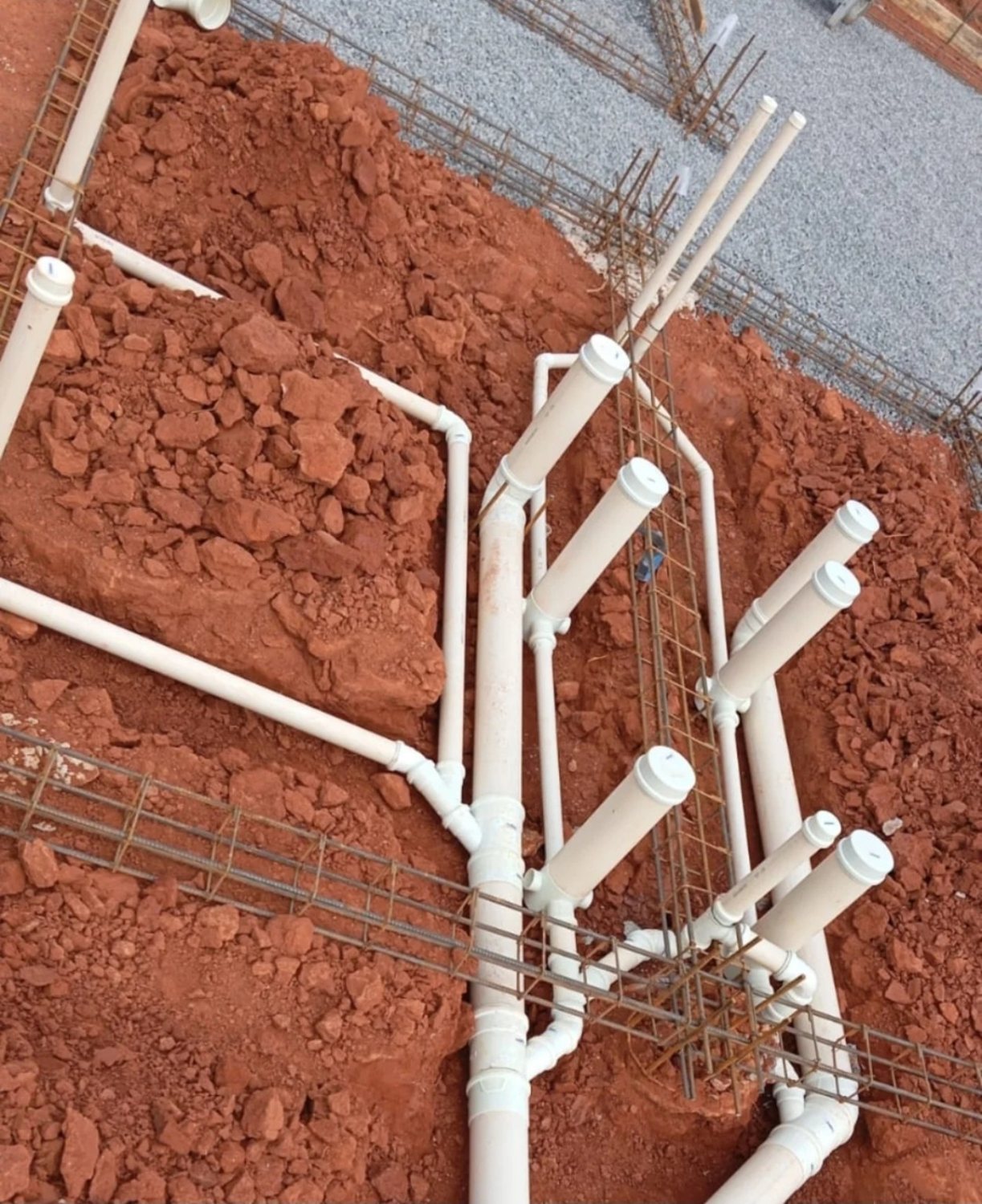 Rede de esgoto instalada durante etapa de obra